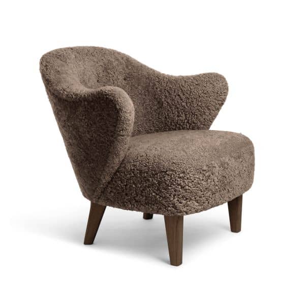 Ingeborg Lounge Chair, Farge: Sheepskin Sahara, Farge base: Mørkoljet Eik
