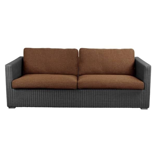 Chester 3-seter Sofa, Farge: Umber brown, Cane-line Rise, Farge base: Graphite Cane-line Weave
